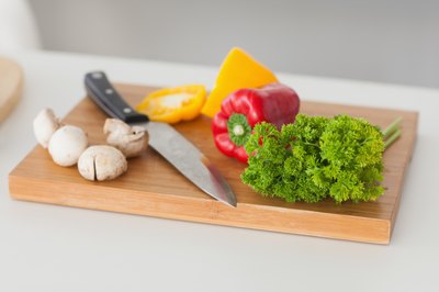 Parsley on the chopping board with fresh vegetables.