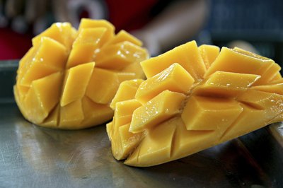 Ripe mango slices