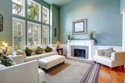 A nicely decorated living room with a large area rug.