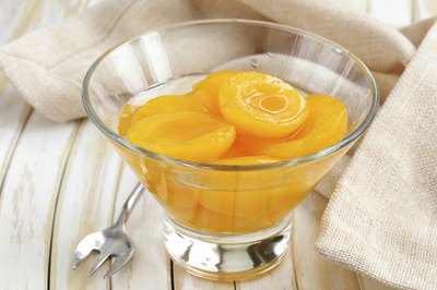 Small dish filled with canned peaches.
