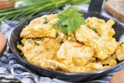 Scrambled eggs in pan