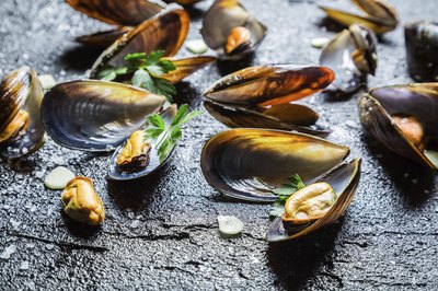 Freshly cooked blue mussels.