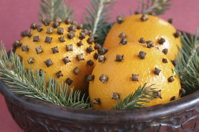 Pomanders are easy to make and they have been used to decorate at Christmas since the Middle Ages.