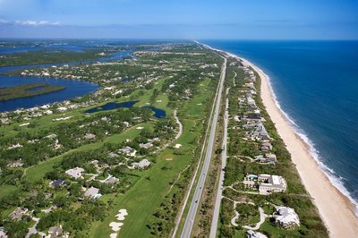 Which bodies of water surround Florida?