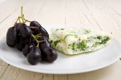 egg white omelet with spinach and grapes