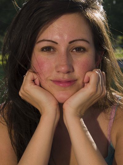 Redness in the face is the main symptom of facial flushing.