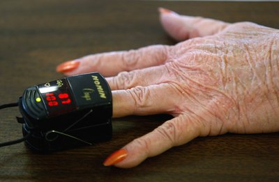 Using an oximeter to measure blood oxygen level