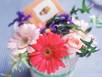 Gift card sitting on flowers.