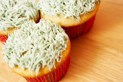 A batch of frosted cupcakes.