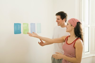 Light and medium colors like sky blue, slate gray, a peachy shade of orange or Kelly green are ideal for dark oak floors.