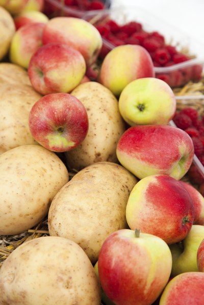Apples and potatoes work together to stay fresh.
