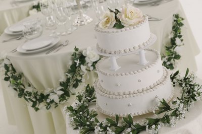 Flowers can be used to decorate your wedding cake.