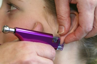 Wear stainless steel, titanium or niobium jewelry in ear piercings to avoid allergic reactions.