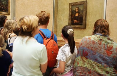 Tourists looking at the Mona Lisa.