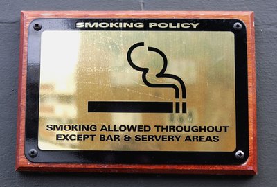 Hotel sign regarding smoking