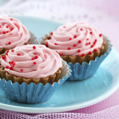 Serve refreshments such as cupcakes.