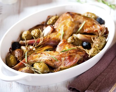 Rabbit meat with olives and herbs