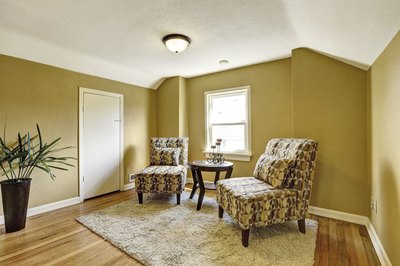 A small area rug in a living room.