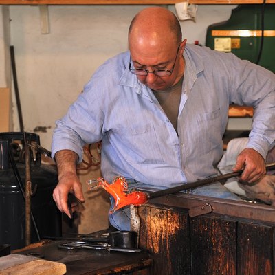 murano italy glass tour worker demonstrates technique factory