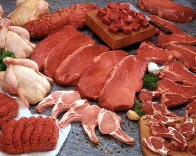 Jupiterimages/Comstock/Getty Images Dog foods that contain quality protein from meat produce less waste.
