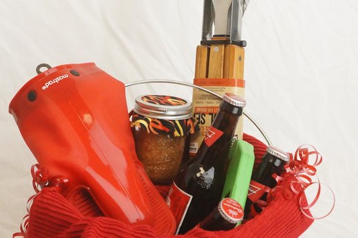 Gift for Guys: BBQ Spice Rub and Basket