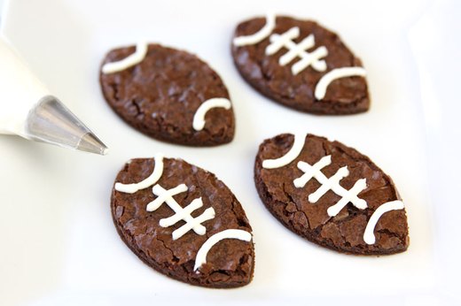 Piping on Football Brownies