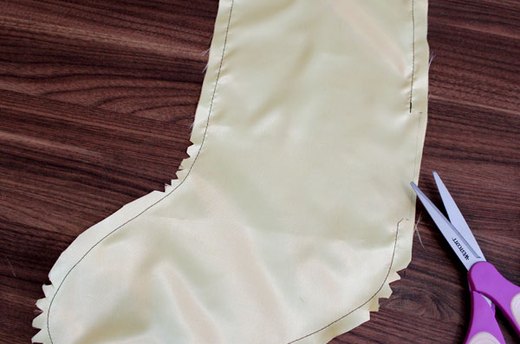 Cut Notches Around Curves