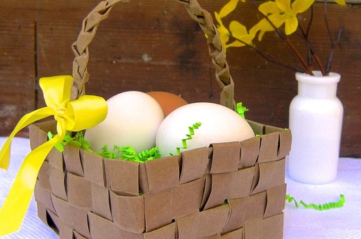How to Make Baskets From Paper Grocery Bags