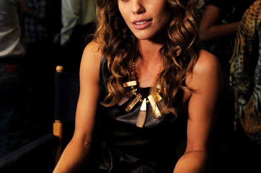 How Celebrities Control Curly Hair on the Carpet