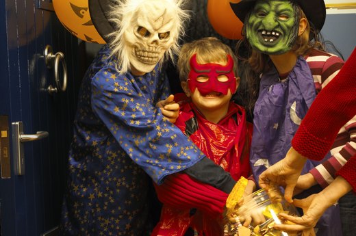8 Easy and Irresistible Halloween Party Treats