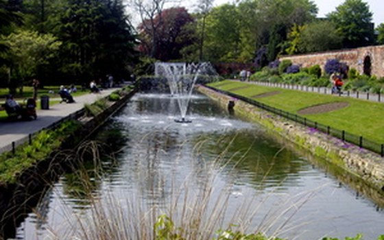 An English garden often has an impressive water feature.