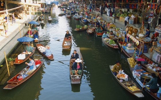 Damnoen Saduak Floating Market in full swing.