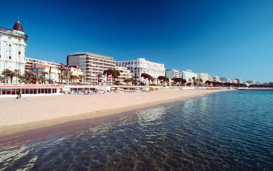 Find free public beaches interspersed between private beaches in Cannes.