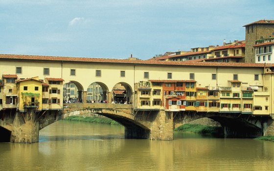 Ponte Vecchio connects downtown Florence to the Oltrarno at the Uffizi.