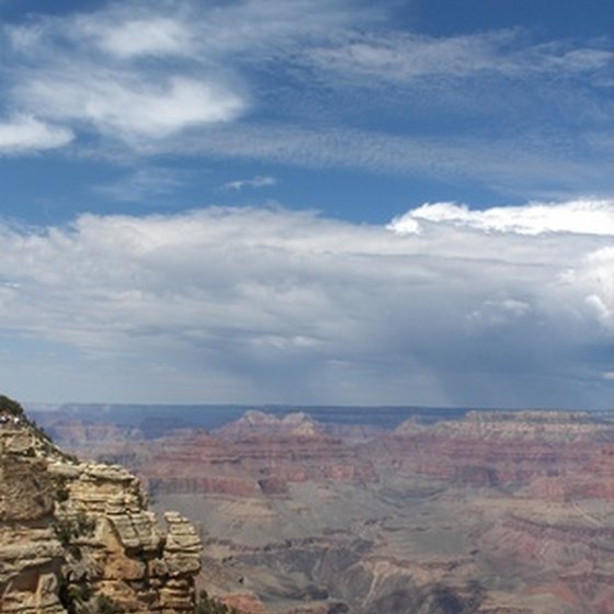 The Tusayan area has hotels close to the Grand Canyon.