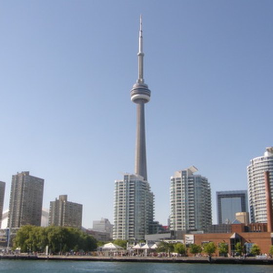 The CN Tower stands tall above all other buildings in Toranto, Ontrario.