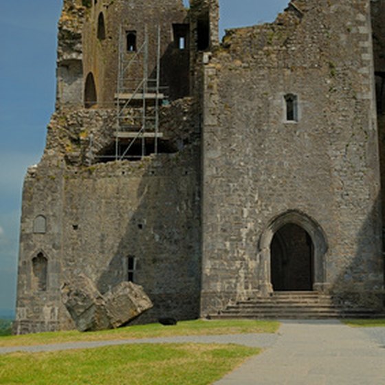 A vacation in Ireland can include castles, golf and pub cuisine.