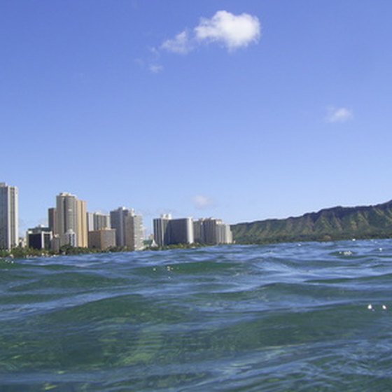 There are various hotels near the airport on the island of Oahu.