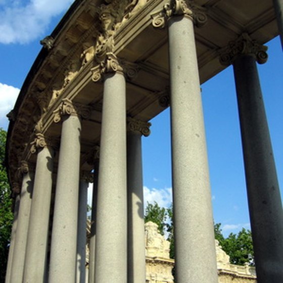 Visit the Monument to Alfonso XII in the Buen Retiro Park.
