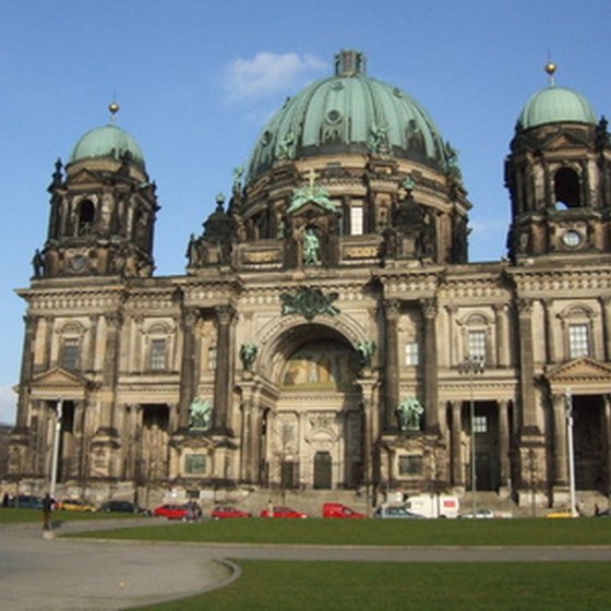 Walk to the historical monuments of Berlin.
