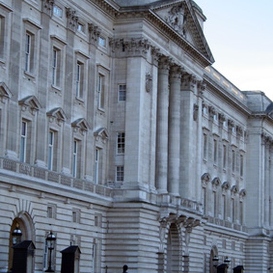 London visitors can stay at a hotel near Buckingham Palace.