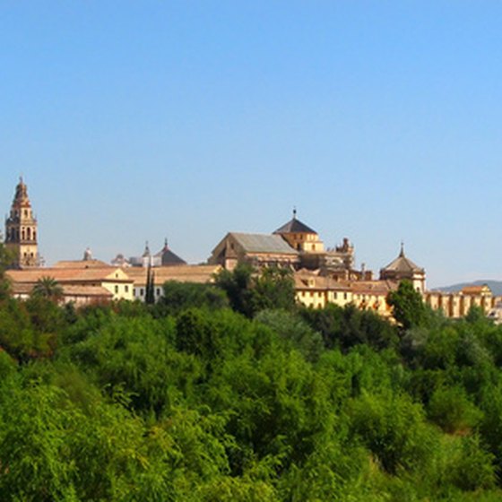 Visitors can fish, mountain bike and enjoy the zoo and cultural tours in Cordoba.