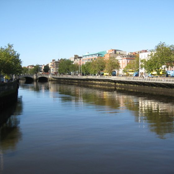 The River Liffey flows through the middle of Dublin.