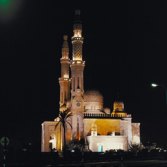 Arabian Night tours in Dubai include visits to mosques.