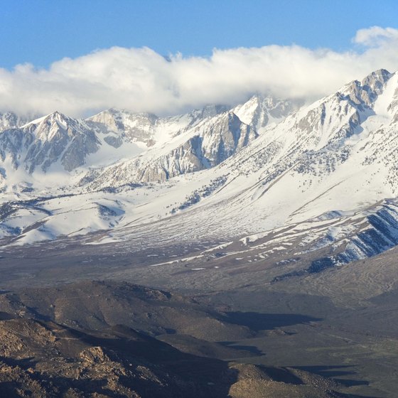 Both beginners and experienced hikers can explore the Sierra Nevadas.