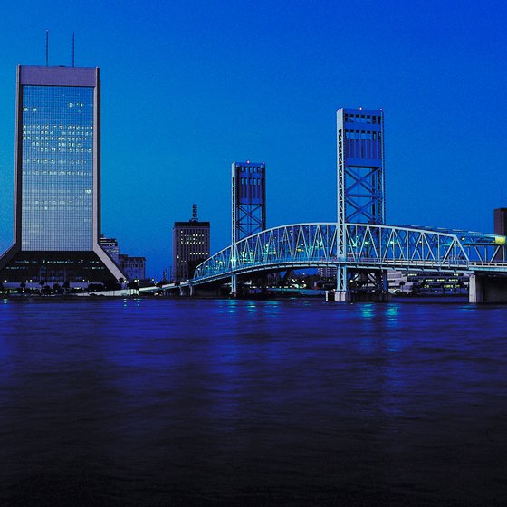 A riverboat dining cruise in Jacksonville, Florida, combines a meal with scenic views of the city's bridges, downtown skyline and the St. Johns River.