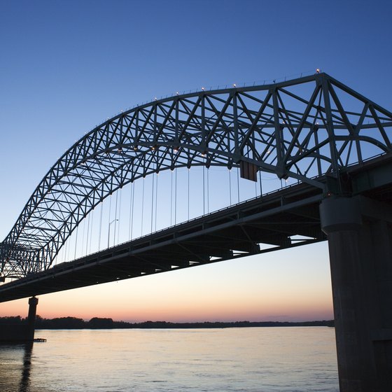 The Hernando de Soto Bridge links Tennessee and Arkansas.