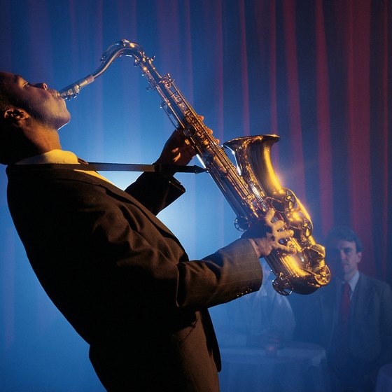 While in New York, enjoy a jazz session until the early hours of the morning.