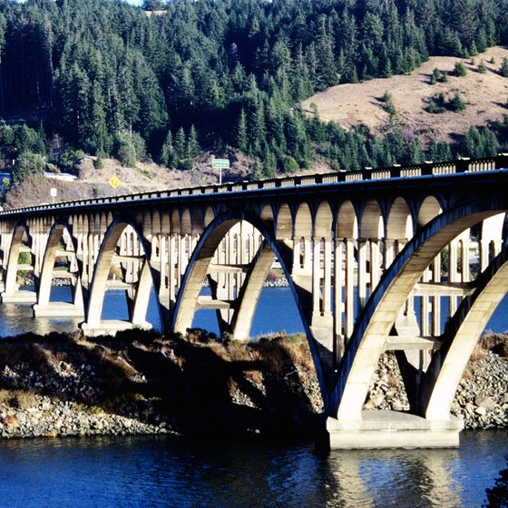 Visitors can take a leisurely, romantic drive along the Rogue River.