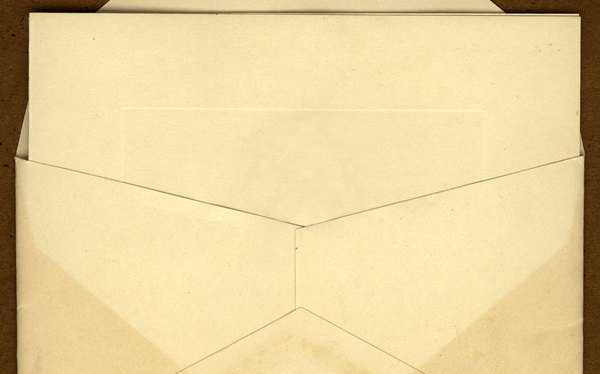 El papel crema o blanco es el tradicional.
